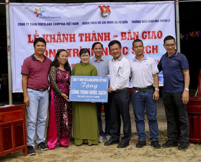 Đại diện trường nhận bàn giao công trình nước sạch từ Quỹ khuyến học Đèn Đom Đóm. Đại diện trường nhận bàn giao công trình nước sạch từ Quỹ khuyến học Đèn Đom Đóm.