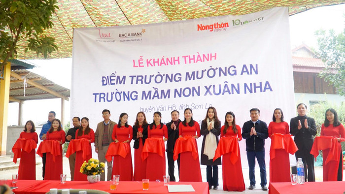 Đại diện chính quyền địa phương, Quỹ Vì Tầm Vóc Việt, Ngân hàng Thương mại Cổ phần Bắc Á và báo Nông thôn Ngày nay cắt băng khánh thành. Đại diện chính quyền địa phương, Quỹ Vì Tầm Vóc Việt, Ngân hàng Thương mại Cổ phần Bắc Á và báo Nông thôn Ngày nay cắt băng khánh thành.