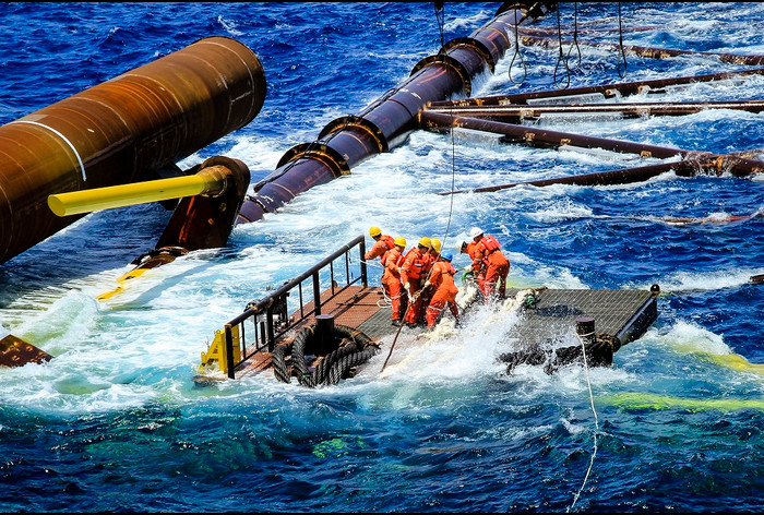 Người lao động Vietsovpetro vượt sóng thi công hạ đặt chân đế giàn khoan Người lao động Vietsovpetro vượt sóng thi công hạ đặt chân đế giàn khoan