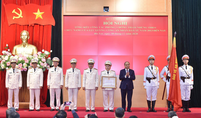 Thủ tướng trao Huân chương Chiến công hạng Nhất cho Bộ Công an. Ảnh: VGP/Quang Hiếu. Thủ tướng trao Huân chương Chiến công hạng Nhất cho Bộ Công an. Ảnh: VGP/Quang Hiếu.