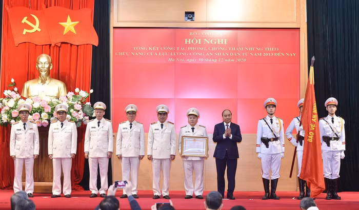 Thủ tướng trao Huân chương Chiến công hạng Nhất cho Bộ Công an. Ảnh: VGP/Quang Hiếu.