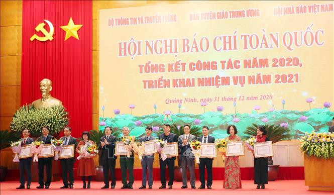 Tặng Bằng khen cho 30 tập thể có thành tích xuất sắc. Tặng Bằng khen cho 30 tập thể có thành tích xuất sắc.