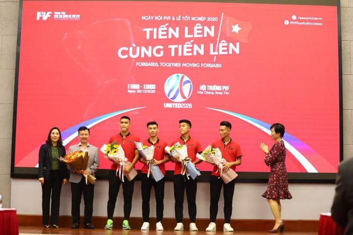 Bà Phan Thu Hương, Tổng Giám đốc PVF (ngoài cùng bên phải) và bà Nguyễn Thị Mỹ Dung, Phó Tổng Giám đốc PVF (ngoài cùng bên trái) bàn giao cầu thủ cho Câu lạc bộ bóng đá Sài Gòn. Bà Phan Thu Hương, Tổng Giám đốc PVF (ngoài cùng bên phải) và bà Nguyễn Thị Mỹ Dung, Phó Tổng Giám đốc PVF (ngoài cùng bên trái) bàn giao cầu thủ cho Câu lạc bộ bóng đá Sài Gòn.