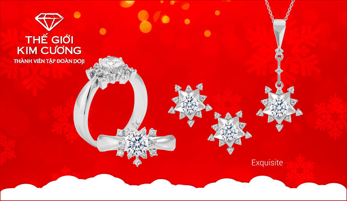 Với cách sắp đặt các viên kim cương đầy ngẫu hứng theo tinh thần mùa lễ hội, món trang sức kim cương độc đáo này sẽ giúp chủ nhân khẳng định phong cách thời thượng trong những cuộc hội họp, tụ tập bạn bè. Với cách sắp đặt các viên kim cương đầy ngẫu hứng theo tinh thần mùa lễ hội, món trang sức kim cương độc đáo này sẽ giúp chủ nhân khẳng định phong cách thời thượng trong những cuộc hội họp, tụ tập bạn bè.