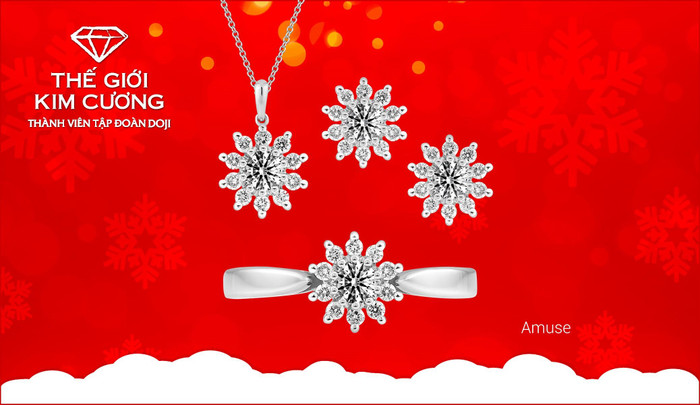 Dù ở nơi công sở hay trong những cuộc gặp gỡ bạn bè, phái đẹp dễ dàng thu hút mọi ánh nhìn khi lựa chọn những thiết kế kim cương lấp lánh có kiểu dáng nổi bật tựa những bông tuyết của mùa Giáng sinh lạnh giá. Dù ở nơi công sở hay trong những cuộc gặp gỡ bạn bè, phái đẹp dễ dàng thu hút mọi ánh nhìn khi lựa chọn những thiết kế kim cương lấp lánh có kiểu dáng nổi bật tựa những bông tuyết của mùa Giáng sinh lạnh giá.