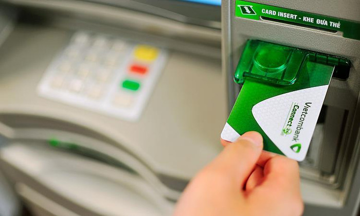 Khách hàng giao dịch bằng thẻ Vietcombank Connect24.