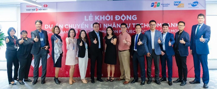 Đại diện ban lãnh đạo Techcombank, HR Path, FIS, SAP tại buổi lễ