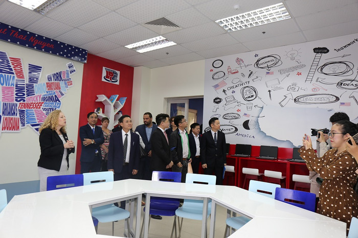 Các đại biểu tham quan Không gian Hoa Kỳ tại Đại học Thái Nguyên. Các đại biểu tham quan Không gian Hoa Kỳ tại Đại học Thái Nguyên.