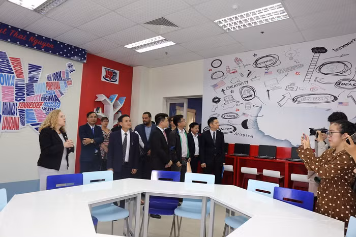 Các đại biểu tham quan Không gian Hoa Kỳ tại Đại học Thái Nguyên.