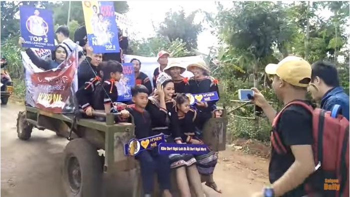 Hoa hậu H'Hen Niê về “bái tổ” trên chiếc xe công nông (Ảnh cắt từ clip) Hoa hậu H'Hen Niê về “bái tổ” trên chiếc xe công nông (Ảnh cắt từ clip)