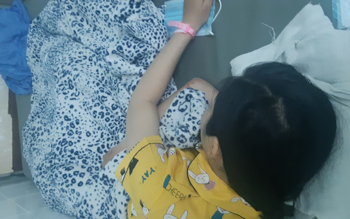 Nữ sinh Y. đang điều trị bệnh viện sau khi tự tử để phản đối quyết định kỷ luật vô lý của Ban giám hiệu Trường trung học phổ thông Vĩnh Xương (An Giang). (Ảnh chỉ mang tính chất minh họa, nguồn: Nhandan.com.vn) Nữ sinh Y. đang điều trị bệnh viện sau khi tự tử để phản đối quyết định kỷ luật vô lý của Ban giám hiệu Trường trung học phổ thông Vĩnh Xương (An Giang). (Ảnh chỉ mang tính chất minh họa, nguồn: Nhandan.com.vn)