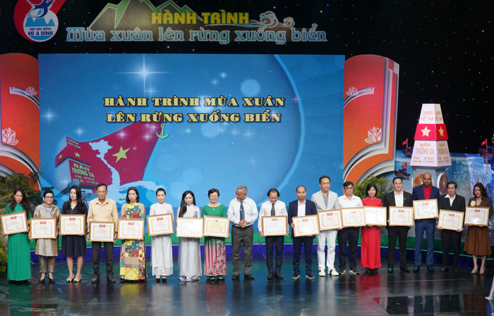 Đại diện Vietjet nhận bằng khen (thứ ba từ phải sang) Đại diện Vietjet nhận bằng khen (thứ ba từ phải sang)