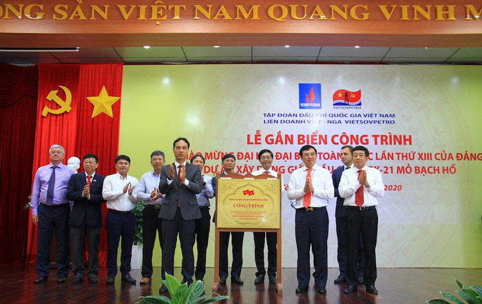 Lãnh đạo Petrovietnam và lãnh đạo Vietsovpetro thực hiện nghi thức gắn biển công trình giàn BK21 Lãnh đạo Petrovietnam và lãnh đạo Vietsovpetro thực hiện nghi thức gắn biển công trình giàn BK21