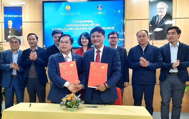 Ký kết Bản ghi nhớ hợp tác giữa Cục Ứng dụng và Phát triển Công nghệ (Bộ Khoa học và Công nghệ) và Trung tâm Chuyển giao Tri thức và Hỗ trợ khởi nghiệp (Đại học Quốc gia Hà Nội). (Ảnh: Đình Hùng) Ký kết Bản ghi nhớ hợp tác giữa Cục Ứng dụng và Phát triển Công nghệ (Bộ Khoa học và Công nghệ) và Trung tâm Chuyển giao Tri thức và Hỗ trợ khởi nghiệp (Đại học Quốc gia Hà Nội). (Ảnh: Đình Hùng)
