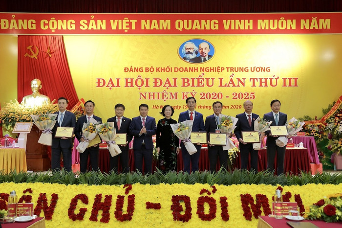 Đồng chí Trương Thị Mai, Ủy viên Bộ Chính trị, Bí thư Trung ương Đảng, Trưởng ban Dân vận Trung ương trao biểu trưng vinh danh các công trình tiêu biểu chào mừng Đại hội đại biểu toàn quốc lần thứ XIII của Đảng. Đồng chí Trương Thị Mai, Ủy viên Bộ Chính trị, Bí thư Trung ương Đảng, Trưởng ban Dân vận Trung ương trao biểu trưng vinh danh các công trình tiêu biểu chào mừng Đại hội đại biểu toàn quốc lần thứ XIII của Đảng.