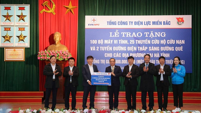 Ông Lê Văn Trang - Phó Tổng giám đốc EVNNPC trao tặng 100 bộ máy tính cho đại diện Sở giáo dục và đào tạo tỉnh Hà Tĩnh