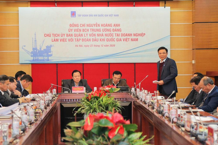 Tổng giám đốc Petrovietnam Lê Mạnh Hùng báo cáo tại buổi làm việc. Tổng giám đốc Petrovietnam Lê Mạnh Hùng báo cáo tại buổi làm việc.