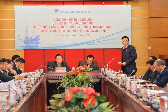 Tổng giám đốc Petrovietnam Lê Mạnh Hùng báo cáo tại buổi làm việc.