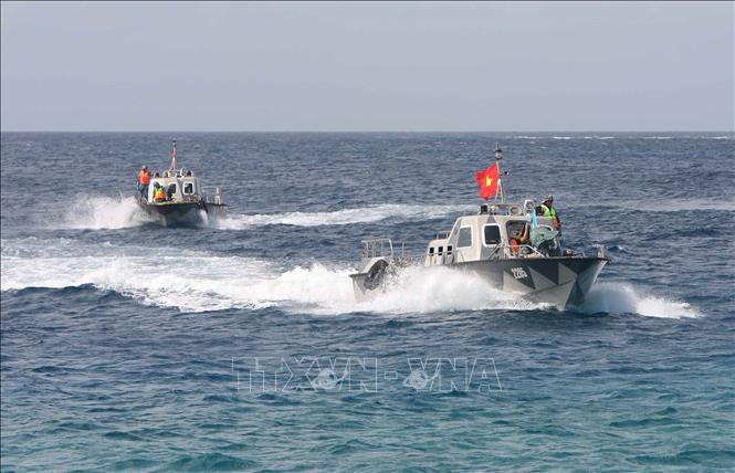 Lực lượng hải quân bảo vệ quần đảo Trường Sa được trang bị phương tiện tuần tra hiện đại, luôn đề cao cảnh giác, tuần tra theo dõi, nắm chắc tình hình trên biển, dự báo đúng tình hình để có kế hoạch và chủ động ứng phó với mọi diễn biến. Ảnh: Dương Giang/TTXVN Lực lượng hải quân bảo vệ quần đảo Trường Sa được trang bị phương tiện tuần tra hiện đại, luôn đề cao cảnh giác, tuần tra theo dõi, nắm chắc tình hình trên biển, dự báo đúng tình hình để có kế hoạch và chủ động ứng phó với mọi diễn biến. Ảnh: Dương Giang/TTXVN