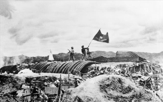 Chiều 7/5/1954, lá cờ "Quyết chiến - Quyết thắng" của quân đội ta tung bay trên nóc hầm tướng De Castries. Ảnh: TTXVN Chiều 7/5/1954, lá cờ "Quyết chiến - Quyết thắng" của quân đội ta tung bay trên nóc hầm tướng De Castries. Ảnh: TTXVN