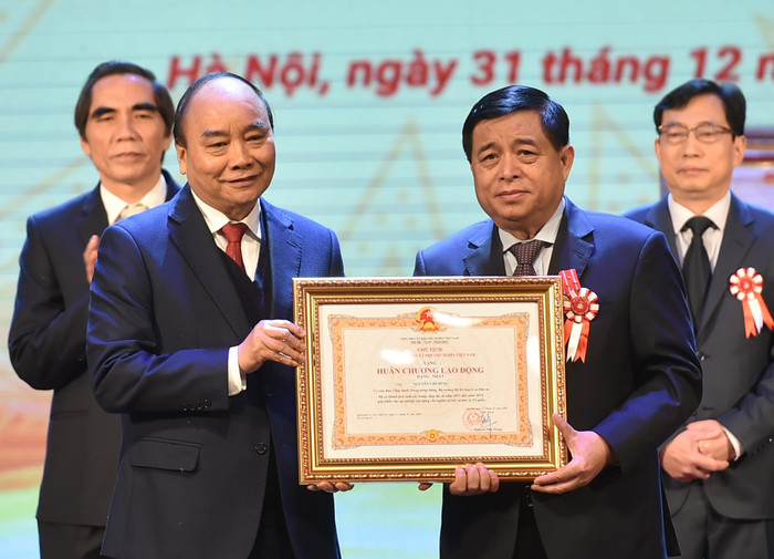 Thủ tướng Nguyễn Xuân Phúc trao Huân chương Lao động hạng Nhất cho Bộ trưởng Nguyễn Chí Dũng. (Ảnh: VGP/Quang Hiếu) Thủ tướng Nguyễn Xuân Phúc trao Huân chương Lao động hạng Nhất cho Bộ trưởng Nguyễn Chí Dũng. (Ảnh: VGP/Quang Hiếu)