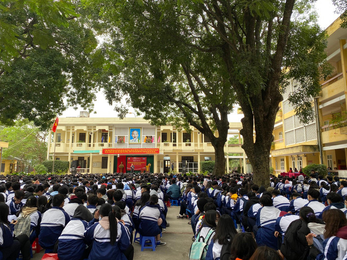 1750 học sinh Trường Trung học phổ thông Ngọc Hồi tham dự buổi hội thảo. Ảnh: Phạm Minh 1750 học sinh Trường Trung học phổ thông Ngọc Hồi tham dự buổi hội thảo. Ảnh: Phạm Minh