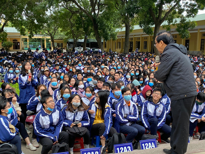 Học sinh Trường Trung học phổ thông Ngọc Hồi đặt câu hỏi với diễn giả. Ảnh: Phạm Minh. Học sinh Trường Trung học phổ thông Ngọc Hồi đặt câu hỏi với diễn giả. Ảnh: Phạm Minh.