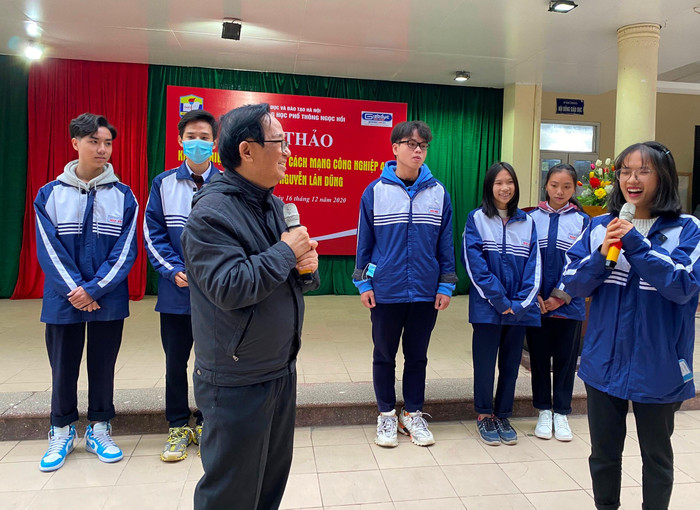 Học sinh giao lưu, chia sẻ cùng Giáo sư Nguyễn Lân Dũng. Ảnh: Phạm Minh Học sinh giao lưu, chia sẻ cùng Giáo sư Nguyễn Lân Dũng. Ảnh: Phạm Minh