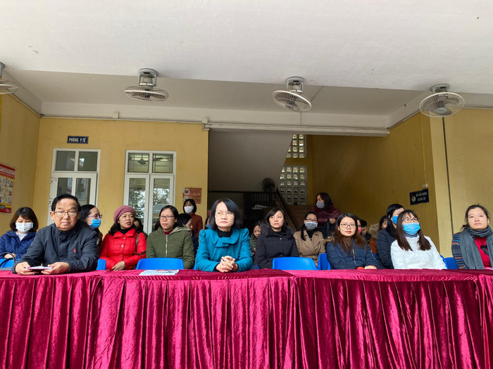 Giáo sư Nguyễn Lân Dũng và Ban giám hiệu Trường Trường Trung học phổ thông Ngọc Hồi. Ảnh: Phạm Minh Giáo sư Nguyễn Lân Dũng và Ban giám hiệu Trường Trường Trung học phổ thông Ngọc Hồi. Ảnh: Phạm Minh