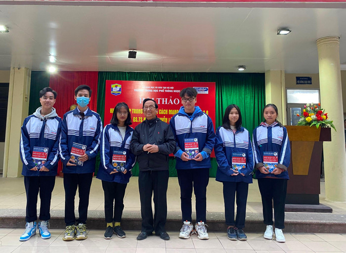 Giáo sư Nguyễn Lân Dũng chụp ảnh lưu niệm cùng các em học sinh. Ảnh: Phạm Minh Giáo sư Nguyễn Lân Dũng chụp ảnh lưu niệm cùng các em học sinh. Ảnh: Phạm Minh