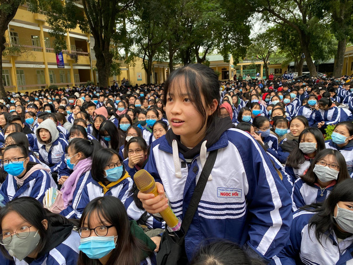 Cuộc trao đổi giữa Giáo sư Nguyễn Lân Dũng với các em học sinh Trường Trung học phổ thông Ngọc Hồi diễn ra sôi nổi. Ảnh: Phạm Minh Cuộc trao đổi giữa Giáo sư Nguyễn Lân Dũng với các em học sinh Trường Trung học phổ thông Ngọc Hồi diễn ra sôi nổi. Ảnh: Phạm Minh