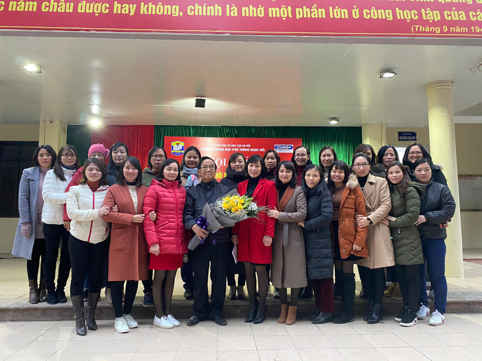 Giáo sư Nguyễn Lân Dũng chụp ảnh lưu niệm với các giáo viên Trường Trung học phổ thông Ngọc Hồi. Ảnh: Phạm Minh Giáo sư Nguyễn Lân Dũng chụp ảnh lưu niệm với các giáo viên Trường Trung học phổ thông Ngọc Hồi. Ảnh: Phạm Minh