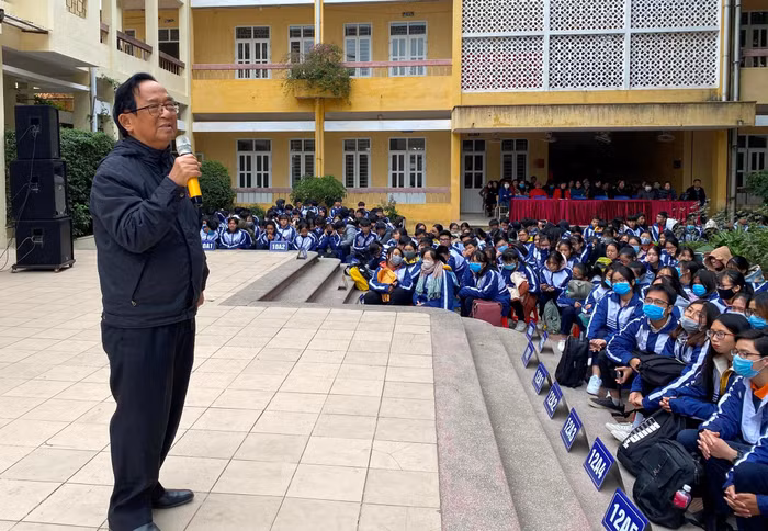 Mặc dù thời tiết mùa Đông giá lạnh, Giáo sư Nguyễn Lân Dũng vẫn miệt mài "truyền lửa" cho thế hệ trẻ. Ảnh: Phạm Minh.