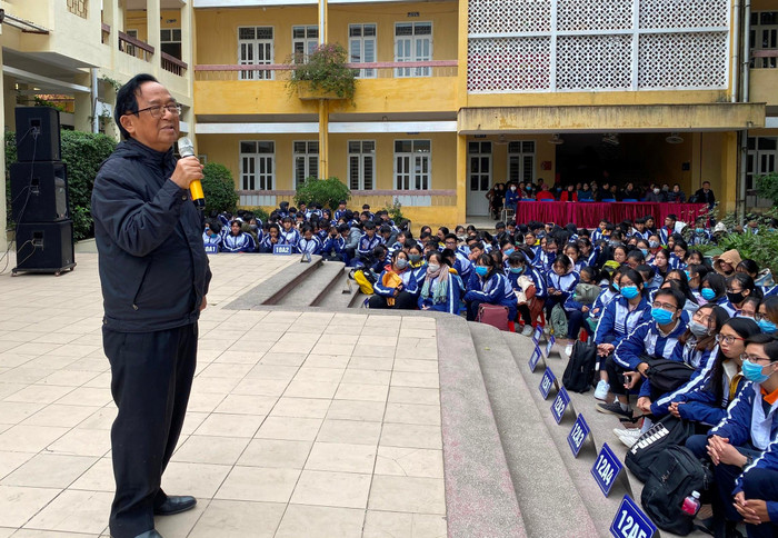Mặc dù thời tiết mùa Đông giá lạnh, Giáo sư Nguyễn Lân Dũng vẫn miệt mài "truyền lửa" cho thế hệ trẻ. Ảnh: Phạm Minh. Mặc dù thời tiết mùa Đông giá lạnh, Giáo sư Nguyễn Lân Dũng vẫn miệt mài "truyền lửa" cho thế hệ trẻ. Ảnh: Phạm Minh.