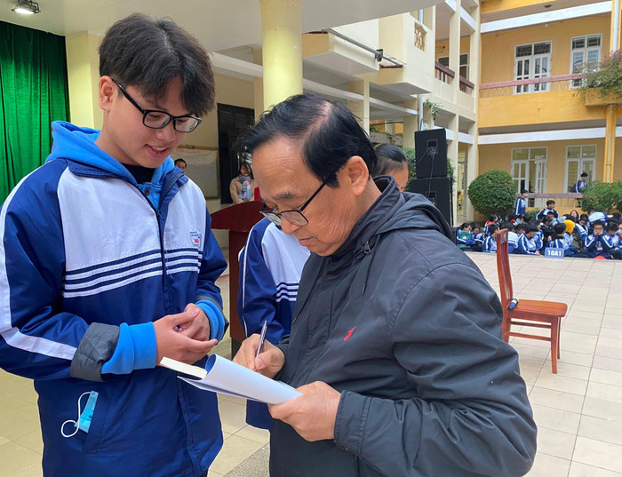 Giáo sư Nguyễn Lân Dũng ký và tặng sách cho các em học sinh. Ảnh: Phạm Minh Giáo sư Nguyễn Lân Dũng ký và tặng sách cho các em học sinh. Ảnh: Phạm Minh