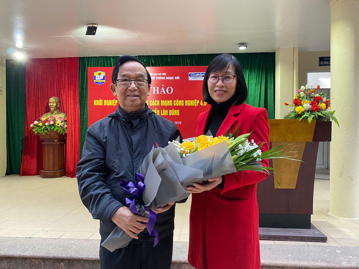 Cô giáo Khúc Thị Huệ - Phó hiệu trưởng phụ trách Trường Trung học phổ thông Ngọc Hồi tặng hoa và gửi lời cảm ơn đến Giáo sư Nguyễn Lân Dũng. Ảnh: Phạm Minh Cô giáo Khúc Thị Huệ - Phó hiệu trưởng phụ trách Trường Trung học phổ thông Ngọc Hồi tặng hoa và gửi lời cảm ơn đến Giáo sư Nguyễn Lân Dũng. Ảnh: Phạm Minh