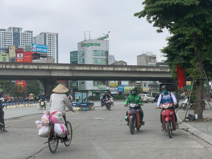 Nguy cơ tiềm ẩn những vụ tai nạn tàn khốc khi các em thực hiện hành vi nguy hiểm thế này. Ảnh: Kim Anh.