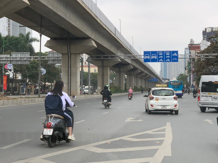 Vốn dĩ việc nhập làn khi đi trên cầu vượt xuống làn dưới là đoạn đường nguy hiểm thường xảy ra tai nạn, tuy nhiên hai nữ sinh này vẫn thản nhiên không mũ bảo hiểm sử dụng xe gắn máy dung tích dưới 50CC và tạt ngang không nhìn phía sau khi đi qua đường. Ảnh: Kim Anh.