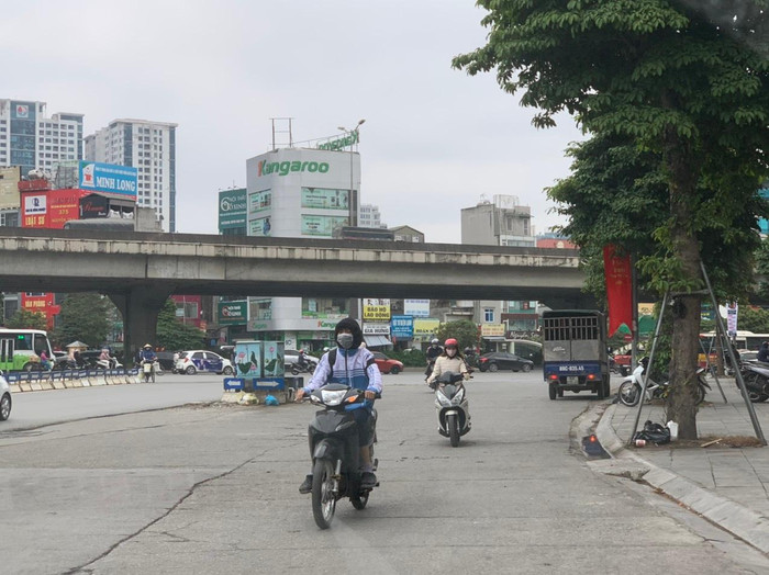 Tại ngã tư Khuất Duy Tiến – Nguyễn Trãi thường xuất hiện học sinh đi ngược chiều, không đội mũ bảo hiểm, lạng lách, phóng nhanh… để “kịp qua” những lượt đèn đỏ. Ảnh: Kim Anh.