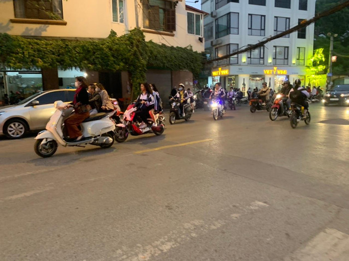 Đoạn nút giao giữa phố Nam Đồng và Xã Đàn 2 thường xuyên có những học sinh tan học vào buổi chiều, đi 3 xe dàn hàng ngang và không đội mũ bảo hiểm. Những nhóm học sinh tập trung đông đợi nhau dưới lòng đường, gây nguy hiểm cho chính bản thân và những người tham gia giao thông khác. Ảnh: Kim Anh.