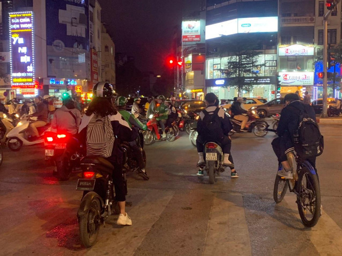 Việc quản lý con em của các gia đình không nghiêm túc dẫn tới những hành vi vi phạm an toàn giao thông diễn ra phổ biến. Ở lứa tuổi này không được nhắc nhở và giám sát nghiêm khắc sẽ dần hình thành những thói quen xấu nguy hiểm hơn khi tham gia giao thông. Ảnh: Kim Anh.