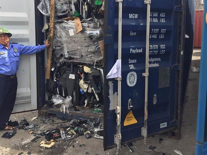 Lô hàng phế liệu không đạt tiêu chuẩn nhập khẩu bị phát hiện tại cảng Hải Phòng. Ảnh: Báo Hải quan