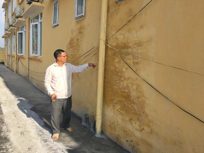 Công trình mới xây xong, nhiều hạng mục đã xuống cấp, phồng rộp. Ảnh: Vũ Phương. Công trình mới xây xong, nhiều hạng mục đã xuống cấp, phồng rộp. Ảnh: Vũ Phương.