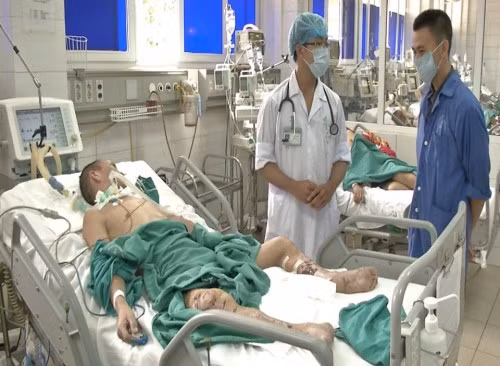 Bệnh nhân nhập viện cấp cứu sau khi ăn tiết canh lợn.