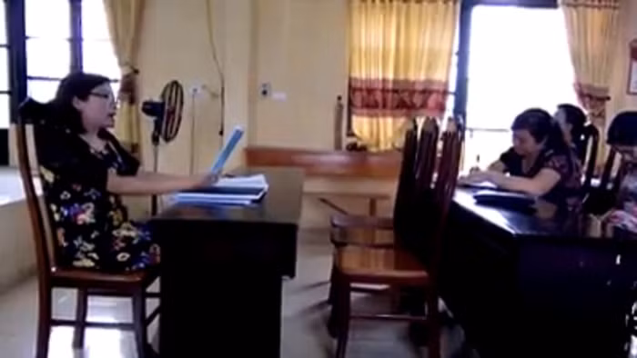 Hiệu trưởng Phan Thị Thanh Hương họp cán bộ, giáo viên để hạ mức đánh giá, bình xét cô Nhung từ hoàn thành nhiệm vụ xuống mức không hoàn thành nhiệm vụ bằng hình thức giơ tay biểu quyết. Ảnh: Cắt từ video NVCC. Hiệu trưởng Phan Thị Thanh Hương họp cán bộ, giáo viên để hạ mức đánh giá, bình xét cô Nhung từ hoàn thành nhiệm vụ xuống mức không hoàn thành nhiệm vụ bằng hình thức giơ tay biểu quyết. Ảnh: Cắt từ video NVCC.