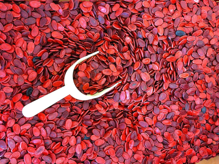 Hạt dưa nhuộm phẩm màu hóa chất độc hại được bày bán tràn lan trên thị trường.