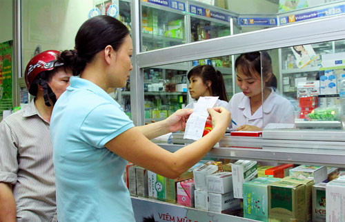 Chế tài xử phạt mua bán thuốc không cần kê đơn vẫn còn quá nhẹ là nguyên nhân lạm dụng thuốc kháng sinh. Chế tài xử phạt mua bán thuốc không cần kê đơn vẫn còn quá nhẹ là nguyên nhân lạm dụng thuốc kháng sinh.