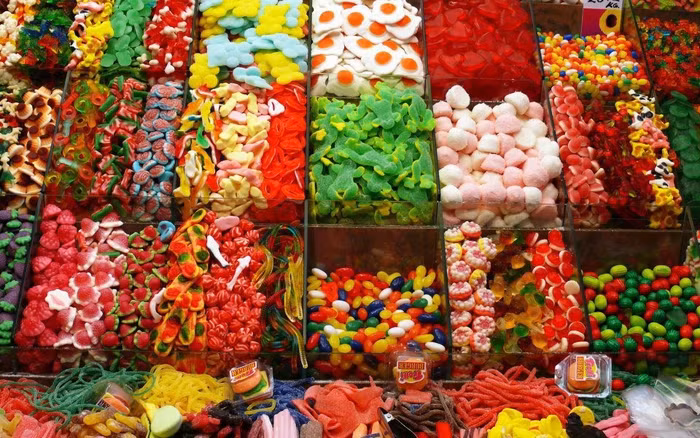 Cục An toàn Thực phẩm khuyến cáo, người tiêu dùng tránh xa những loại thực phẩm lòe loẹt, bắt mắt vì nhuộm bằng phẩm màu độc hại, ăn phải dễ bị ngộ độc.