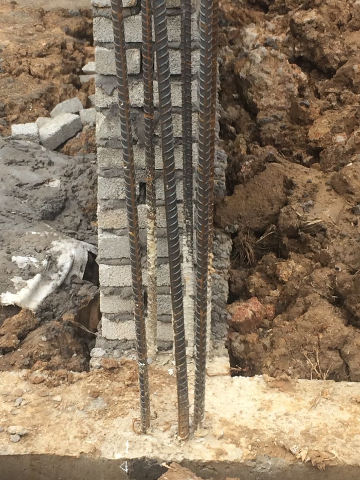 Cột đổ bê tông nằm sai vị trí so với thiết kế sẽ không còn tác dụng chịu lực cho cả tòa nhà 3 tầng. Ảnh: NVCC. Cột đổ bê tông nằm sai vị trí so với thiết kế sẽ không còn tác dụng chịu lực cho cả tòa nhà 3 tầng. Ảnh: NVCC.