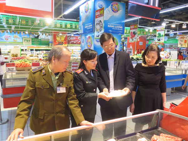 Đoàn kiểm tra liên ngành an toàn vệ sinh thực phẩm kiểm tra tại một siêu thị ở Hà Nội.